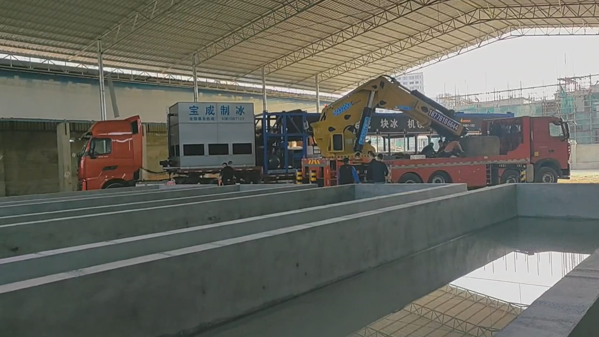 Ice Block Machine Safely Arrives at the Site